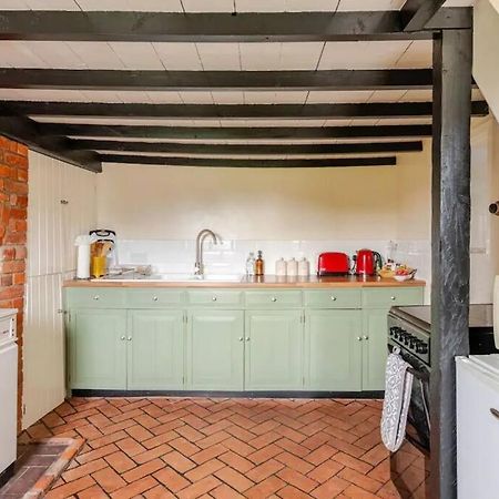 Cozy One-Bedroom Cottage In Great Tey Esterno foto