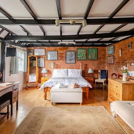 Cozy One-Bedroom Cottage In Great Tey Esterno foto