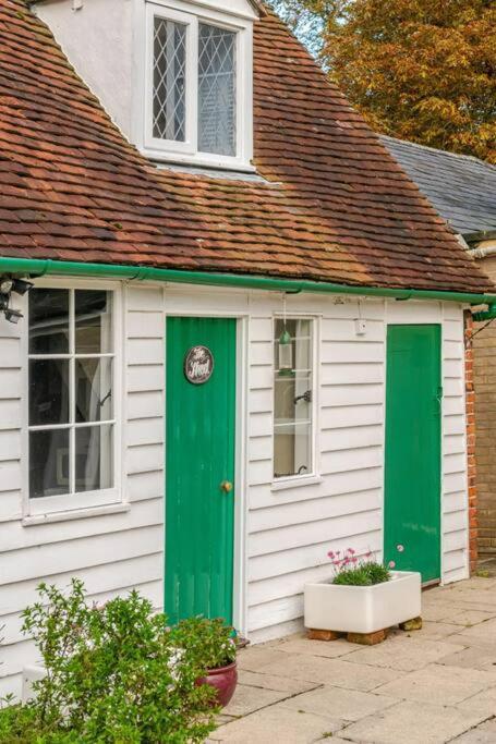 Cozy One-Bedroom Cottage In Great Tey Esterno foto