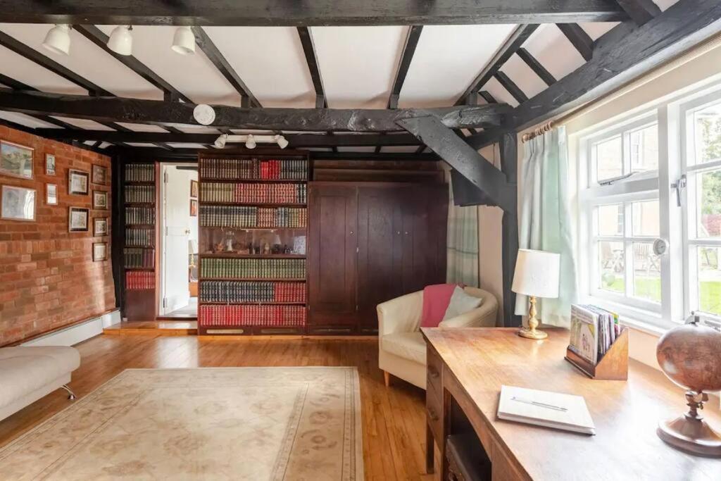 Cozy One-Bedroom Cottage In Great Tey Esterno foto