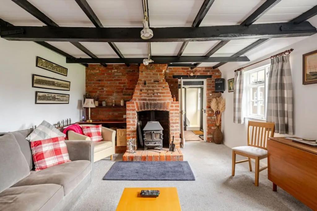 Cozy One-Bedroom Cottage In Great Tey Esterno foto