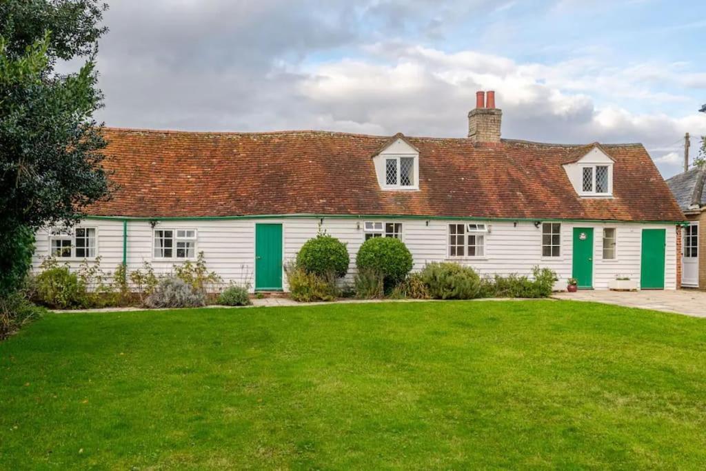 Cozy One-Bedroom Cottage In Great Tey Esterno foto