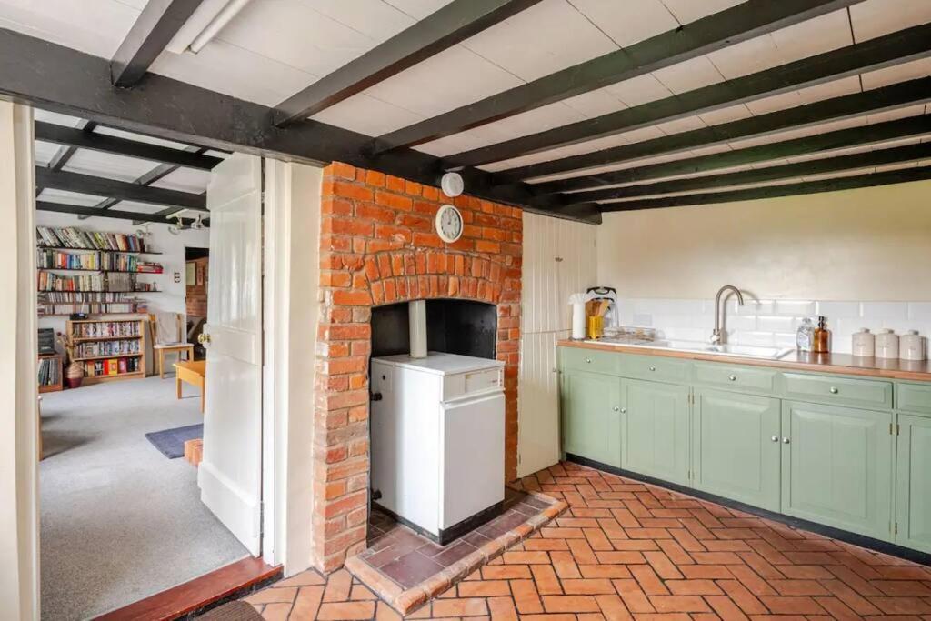 Cozy One-Bedroom Cottage In Great Tey Esterno foto