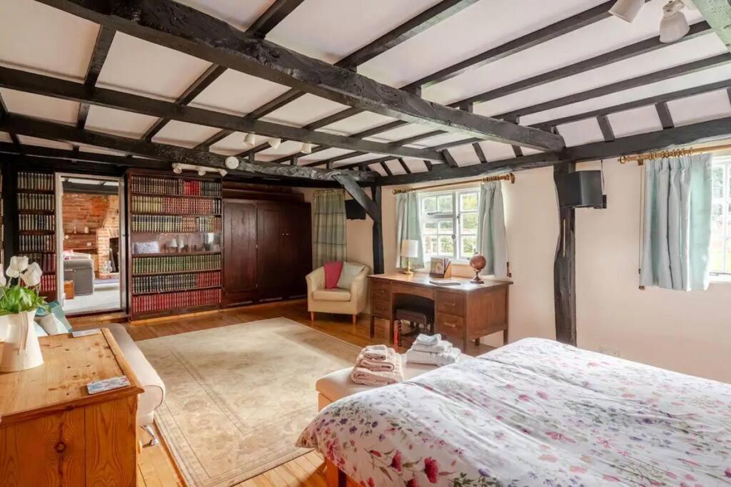 Cozy One-Bedroom Cottage In Great Tey Esterno foto