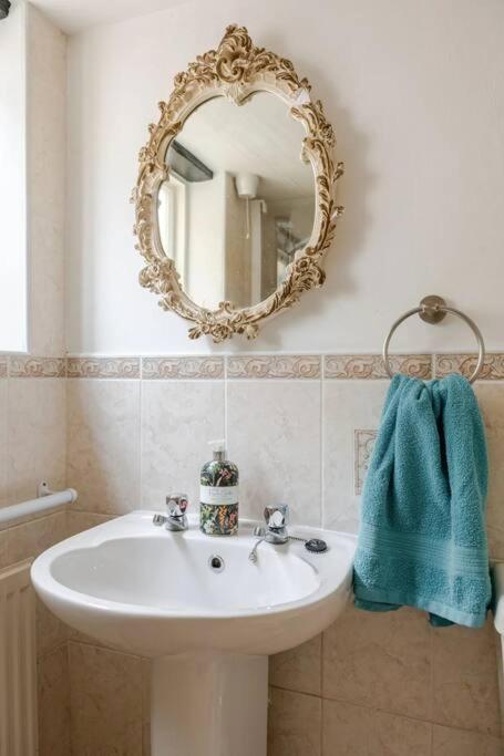 Cozy One-Bedroom Cottage In Great Tey Esterno foto