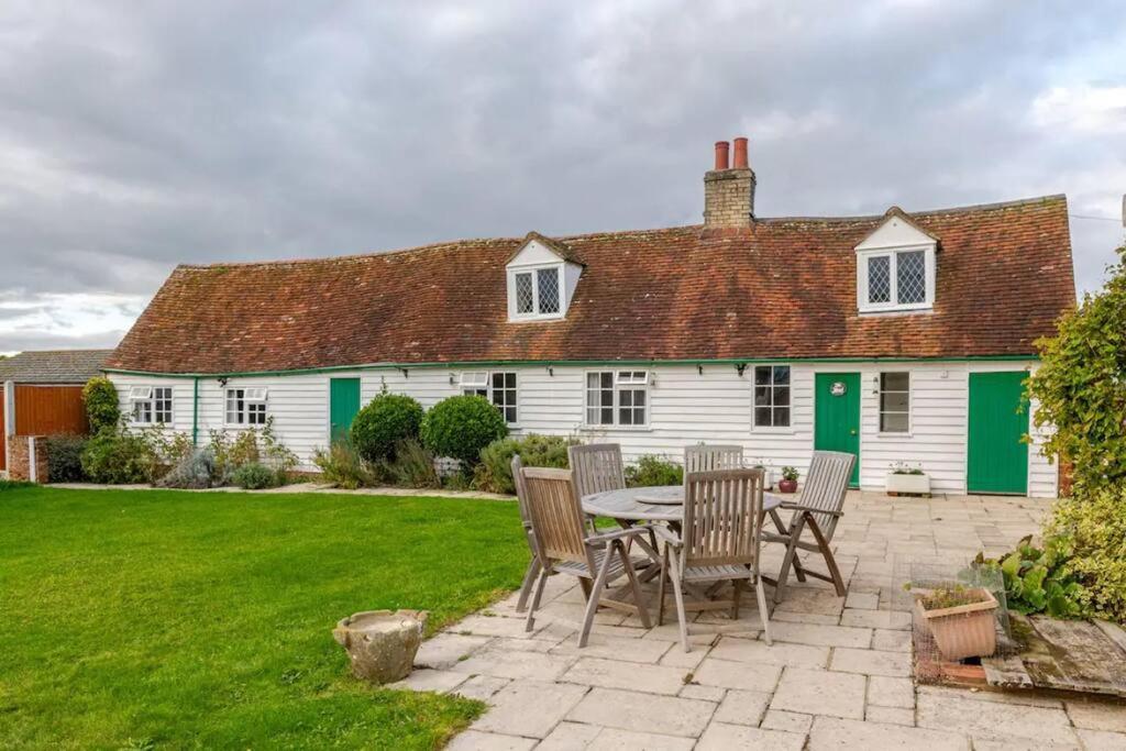 Cozy One-Bedroom Cottage In Great Tey Esterno foto