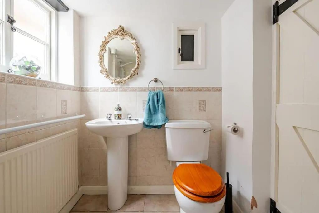 Cozy One-Bedroom Cottage In Great Tey Esterno foto