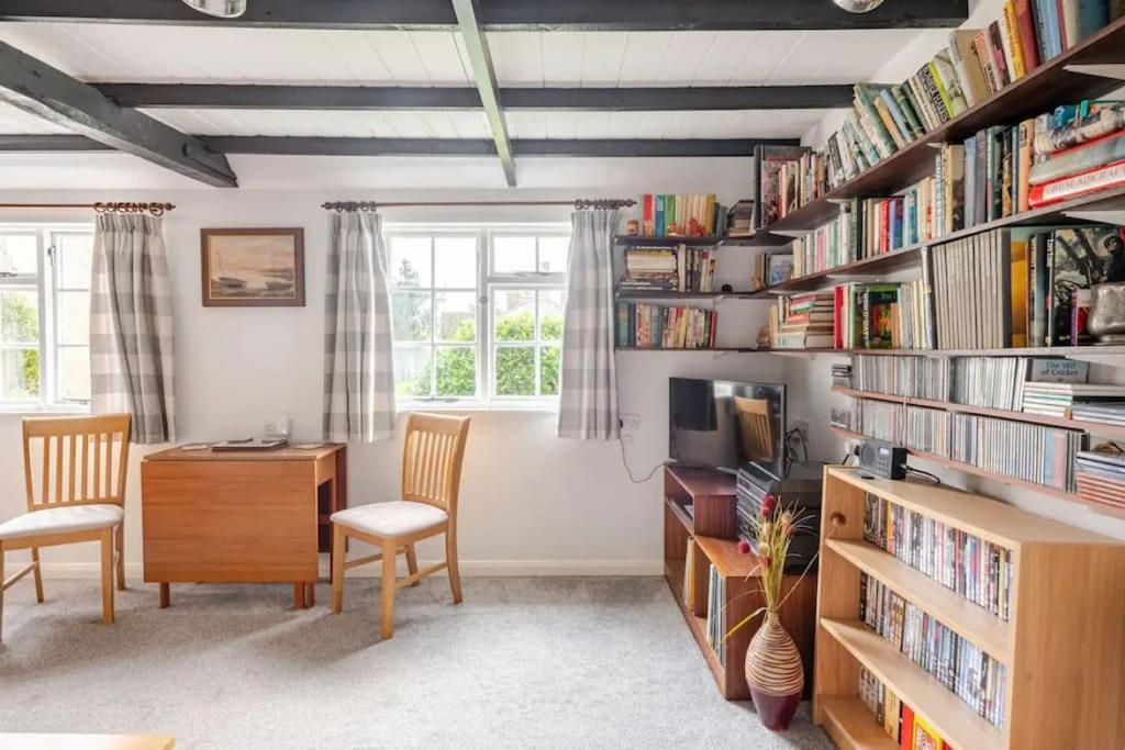 Cozy One-Bedroom Cottage In Great Tey Esterno foto