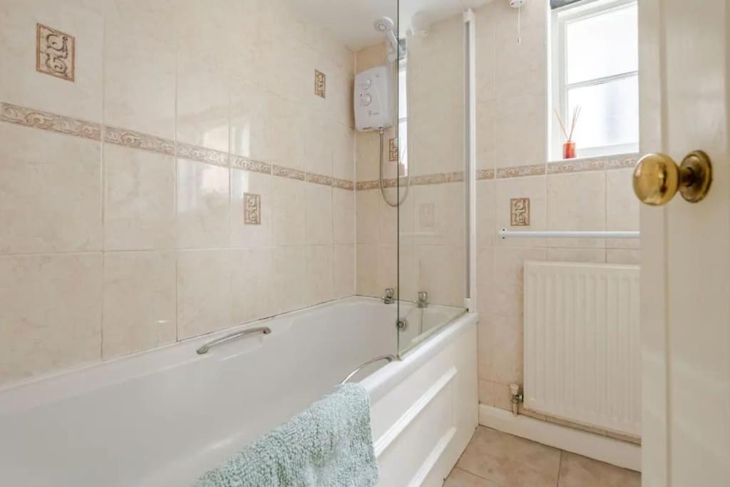 Cozy One-Bedroom Cottage In Great Tey Esterno foto