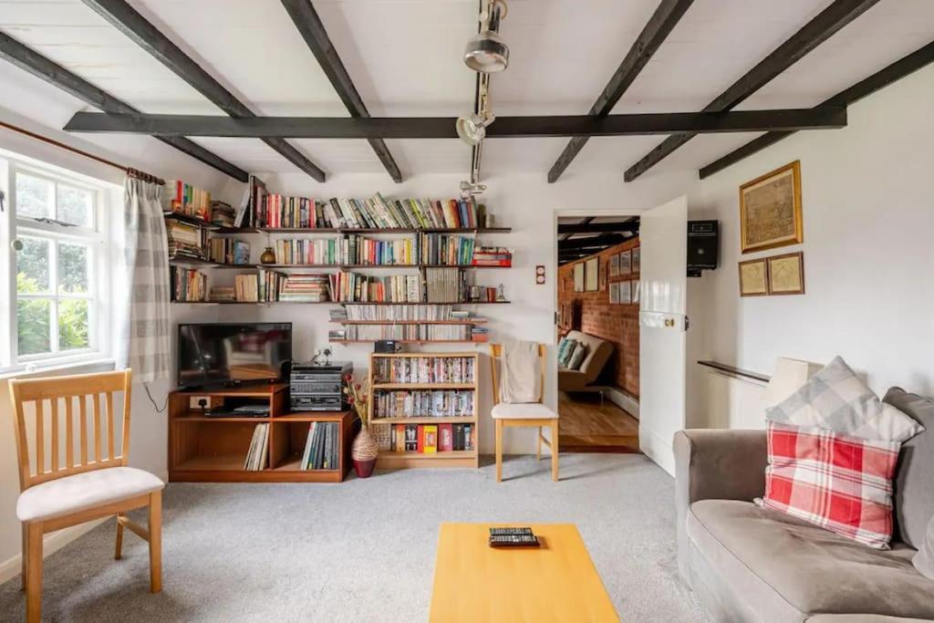 Cozy One-Bedroom Cottage In Great Tey Esterno foto