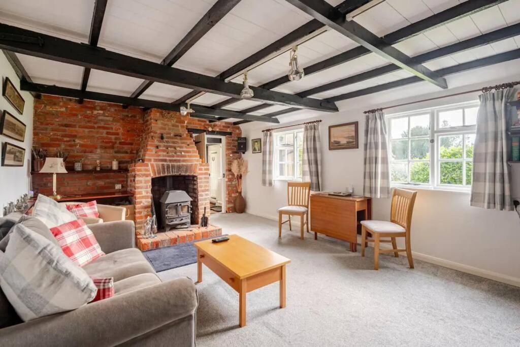 Cozy One-Bedroom Cottage In Great Tey Esterno foto